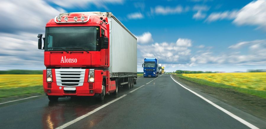 Flota de camiones de Transportes Costaluz Huelva